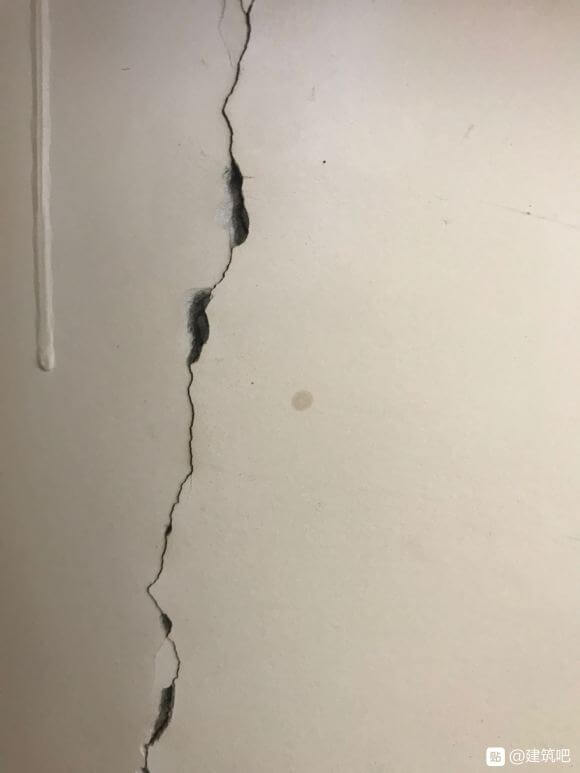 框架小高层二楼、窗户下出现裂缝、该怎么办？