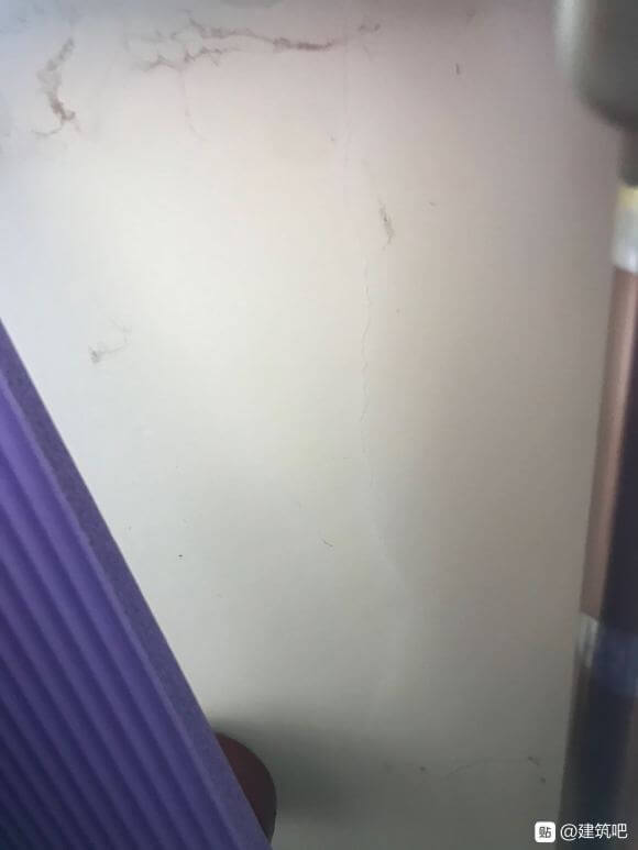 框架小高层二楼、窗户下出现裂缝、该怎么办？