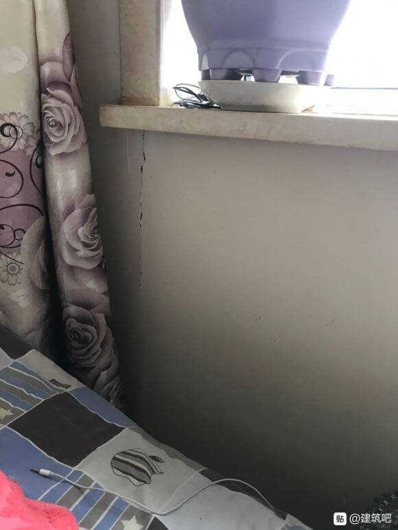 框架小高层二楼、窗户下出现裂缝、该怎么办？