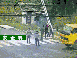 又是金属碰电线，还有盲目施救！典型事故_4