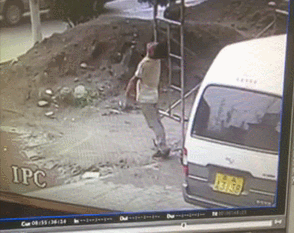 又是金属碰电线，还有盲目施救！典型事故_5