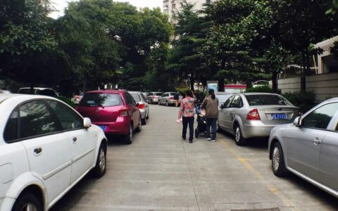 老旧小区地面停车“扩容”问题，可以多点畅想！