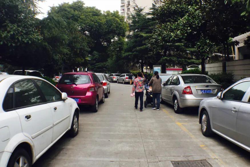 老旧小区地面停车“扩容”问题，可以多点畅想！