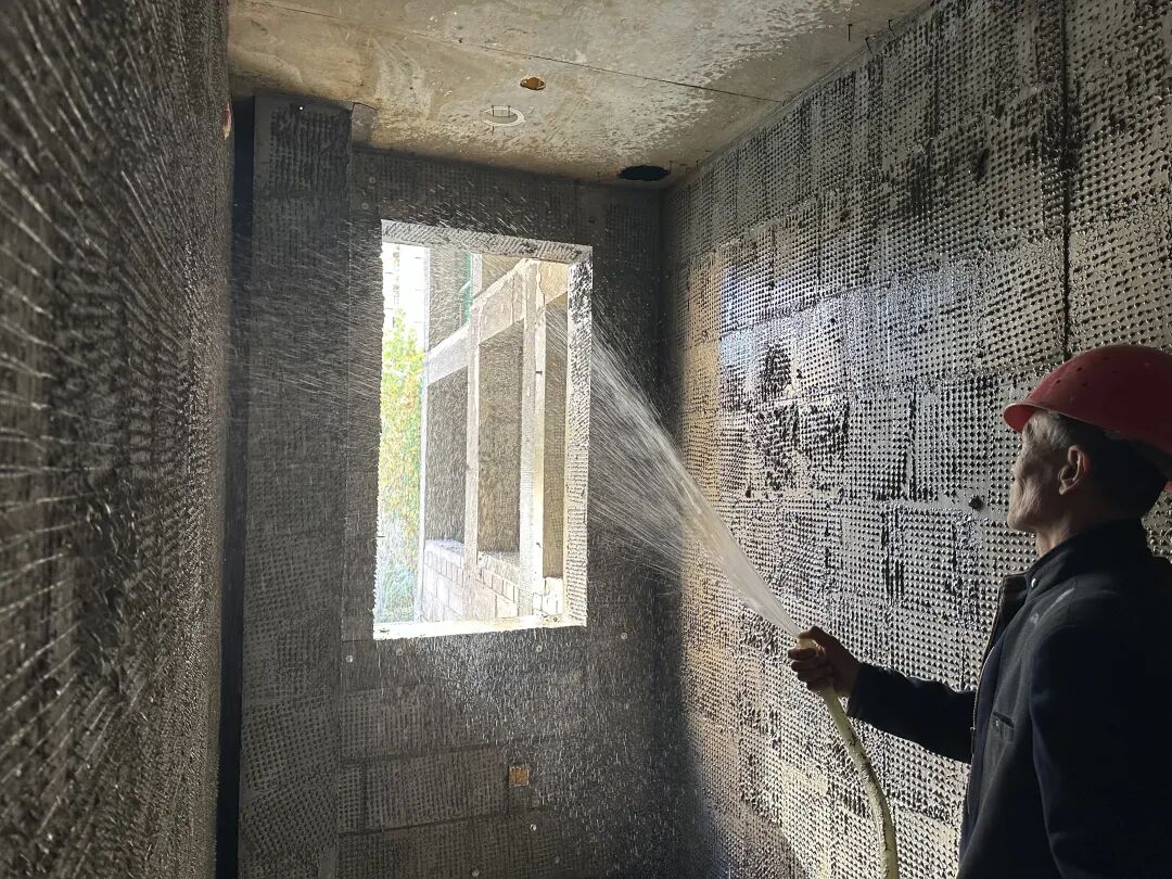 墙面抹灰如何施工不空鼓？拍浆拉毛这样干！