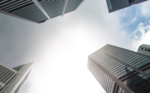 漏项的专业工程暂估价费用,由谁承担！