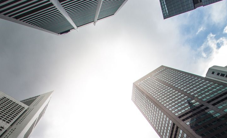 漏项的专业工程暂估价费用,由谁承担！