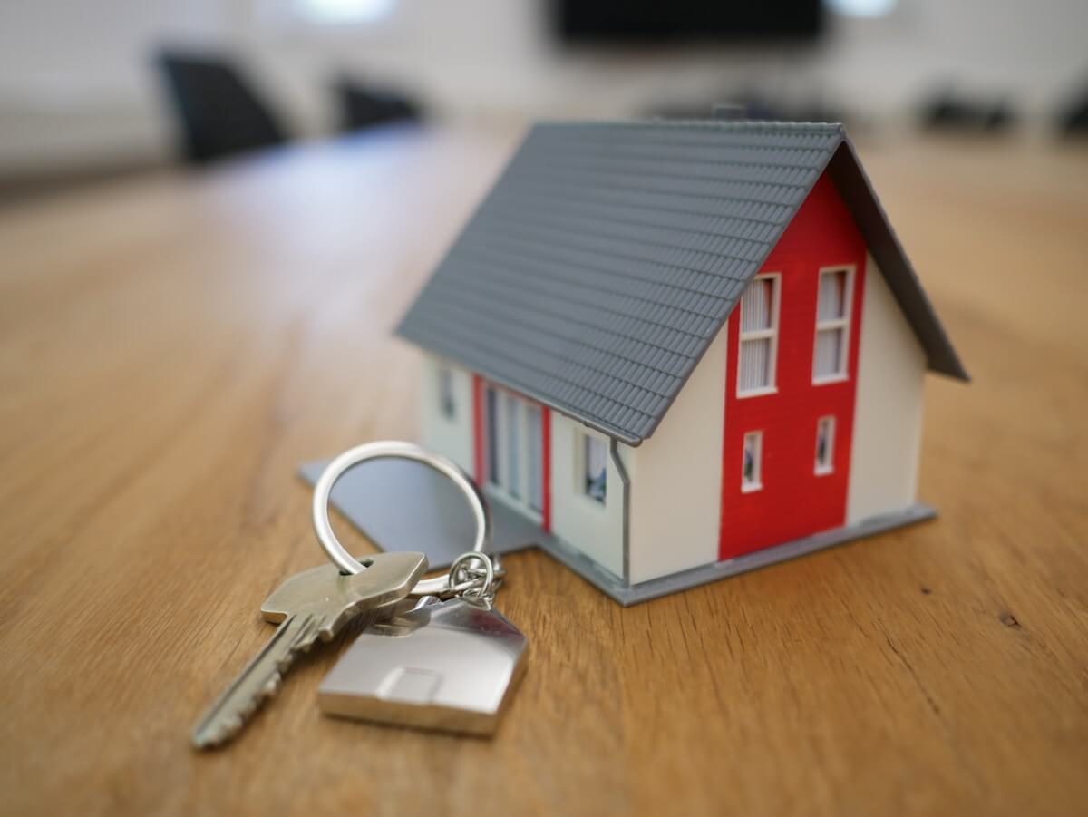 房产钥匙与房屋模型代表交易与产权