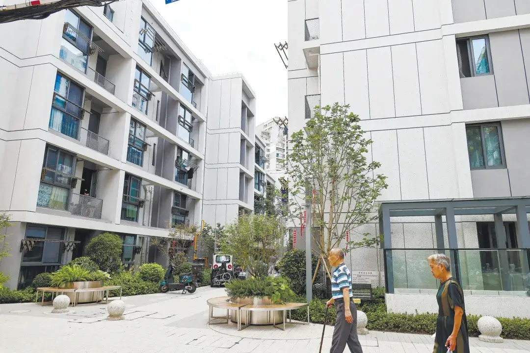 上海黄浦区市民新村原拆原建后的城市更新实景,楼栋立面整洁、绿化层次分明